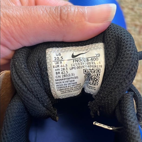 Nike Blue and Black Athletic Shoes for Performance - Picture 8 of 8